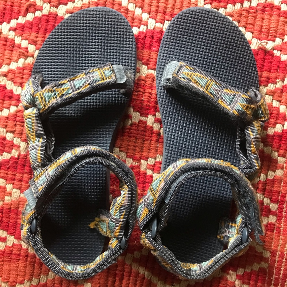 Grey/patterned Universal style Teva